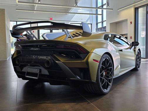 2023 Lamborghini Huracan STO Base