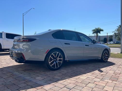 2023 BMW 760 760i xDrive