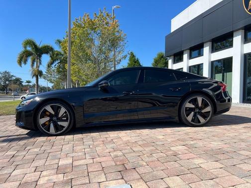 2022 Audi RS e-tron GT Base