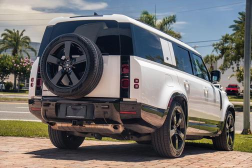 Fuji White 2024 Land Rover Defender P400 X-Dynamic SE