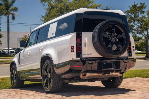 Fuji White 2024 Land Rover Defender P400 X-Dynamic SE