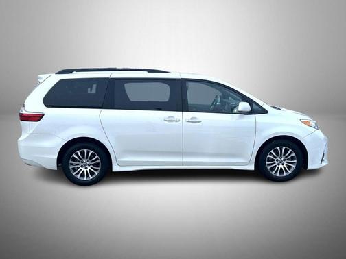 2019 Toyota Sienna XLE