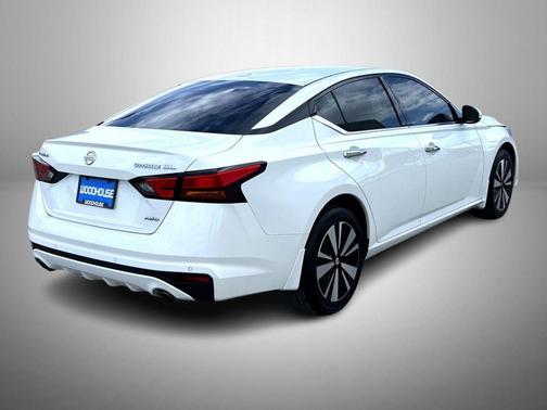 Pearl White Tricoat 2020 Nissan Altima 2.5 SL