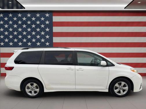 2018 Toyota Sienna LE