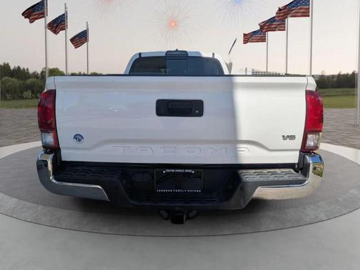 White 2018 Toyota Tacoma SR5