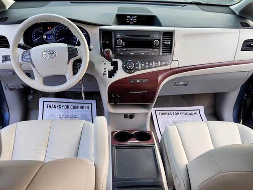 2013 Toyota Sienna XLE Auto Access Seat