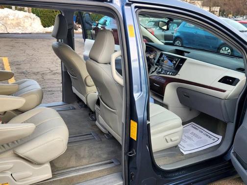 2013 Toyota Sienna XLE Auto Access Seat