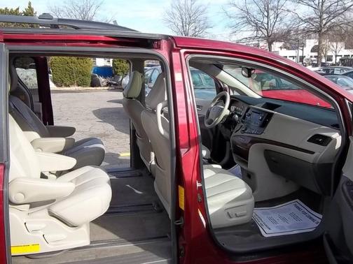 2012 Toyota Sienna XLE Auto Access Seat