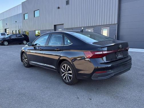 Deep Black Pearl Effect 2025 Volkswagen Jetta 1.5T SE