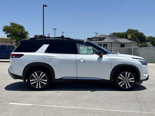 2025 Nissan Pathfinder Platinum FWD