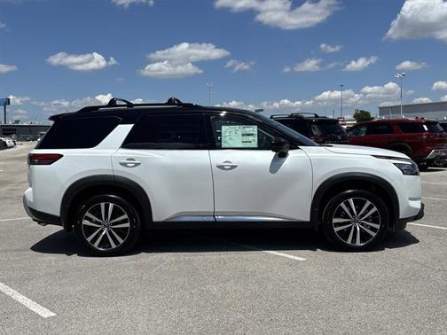 2025 Nissan Pathfinder Platinum FWD