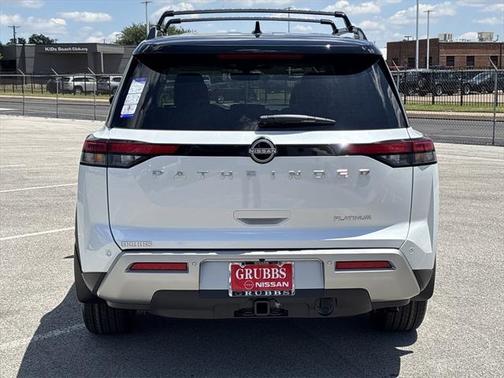 2025 Nissan Pathfinder Platinum FWD