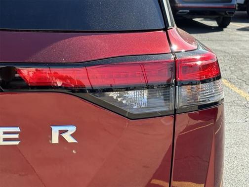 2025 Nissan Pathfinder Platinum FWD