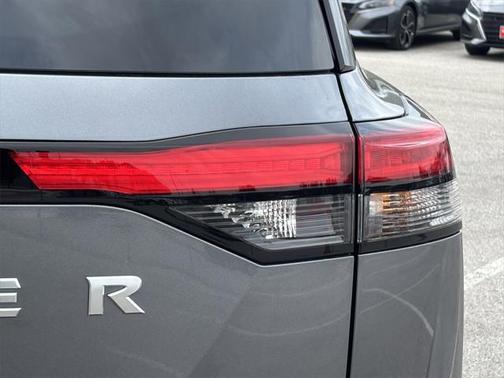 2025 Nissan Pathfinder SL FWD