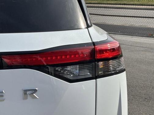 2025 Nissan Pathfinder Platinum FWD