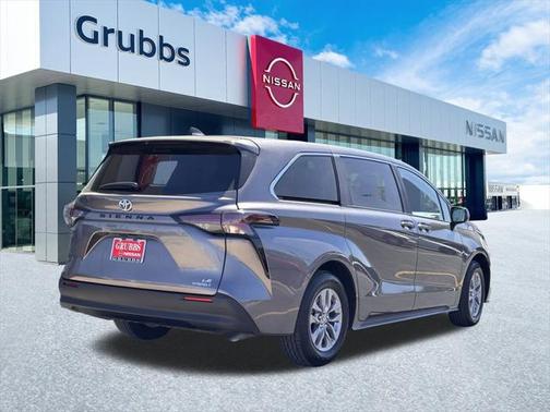 2024 Toyota Sienna LE
