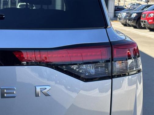 2025 Nissan Pathfinder Platinum FWD