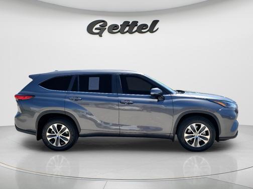 Magnetic Gray Metallic 2023 Toyota Highlander XLE