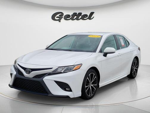 Super White 2019 Toyota Camry SE