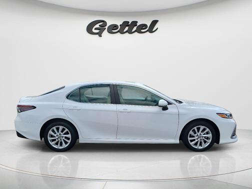 Ice 2023 Toyota Camry LE