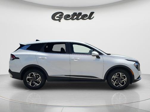 Snow White Pearl 2023 Kia Sportage LX