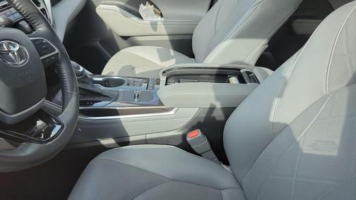 Moon Dust 2022 Toyota Highlander Hybrid Platinum