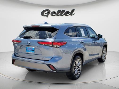 Moon Dust 2022 Toyota Highlander Hybrid Platinum