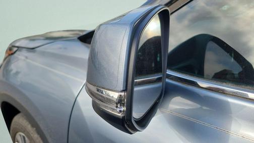 Moon Dust 2022 Toyota Highlander Hybrid Platinum