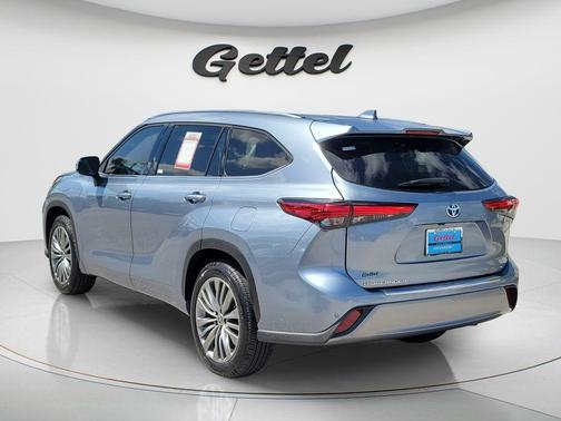 Moon Dust 2022 Toyota Highlander Hybrid Platinum