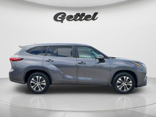 Magnetic Gray Metallic 2023 Toyota Highlander XLE