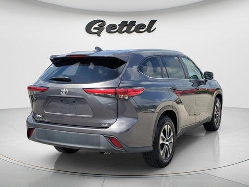 Magnetic Gray Metallic 2023 Toyota Highlander XLE