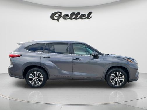 Magnetic Gray Metallic 2023 Toyota Highlander XLE
