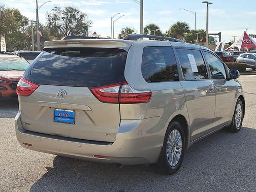 2017 Toyota Sienna XLE