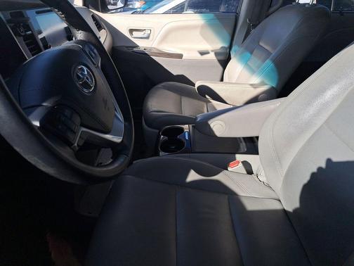2017 Toyota Sienna XLE