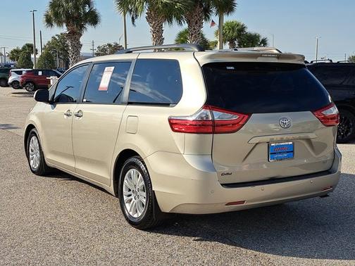 2017 Toyota Sienna XLE