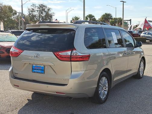 2017 Toyota Sienna XLE