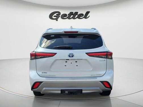 Pearl 2023 Toyota Highlander Hybrid Platinum