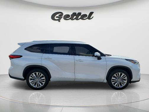 Pearl 2023 Toyota Highlander Hybrid Platinum
