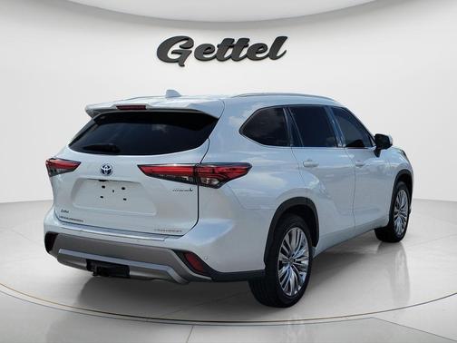 Pearl 2023 Toyota Highlander Hybrid Platinum
