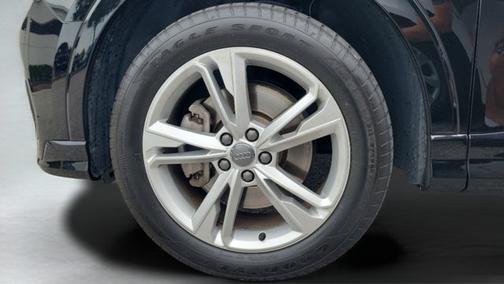 Mythos Black Metallic 2020 Audi Q3 45 S line Premium
