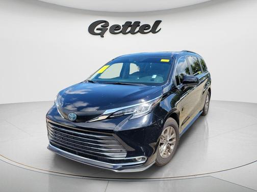 Midnight Black Metallic 2021 Toyota Sienna XLE