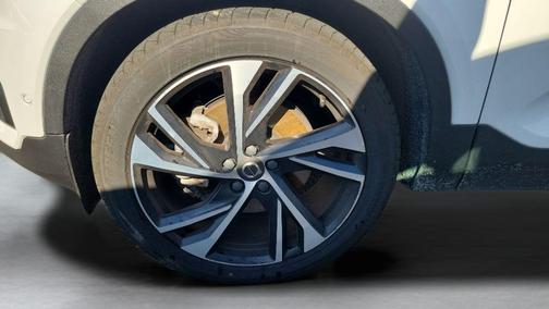 Crystal White 2021 Volvo XC40 T5 R-Design