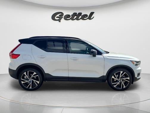Crystal White 2021 Volvo XC40 T5 R-Design