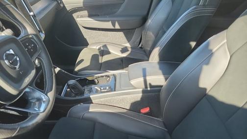 Crystal White 2021 Volvo XC40 T5 R-Design