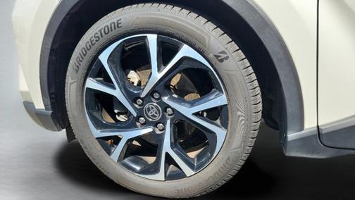 Blizzard Pearl 2020 Toyota C-HR XLE