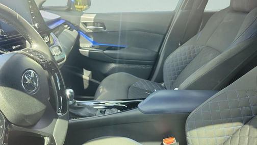 Blizzard Pearl 2020 Toyota C-HR XLE