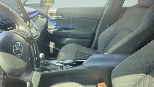 Blizzard Pearl 2020 Toyota C-HR XLE