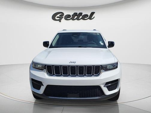 Bright White Clearcoat 2023 Jeep Grand Cherokee Laredo