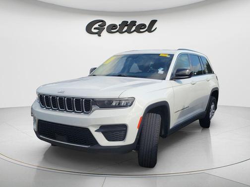 Bright White Clearcoat 2023 Jeep Grand Cherokee Laredo