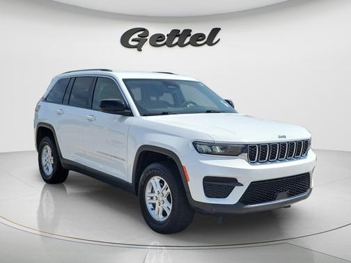 Bright White Clearcoat 2023 Jeep Grand Cherokee Laredo